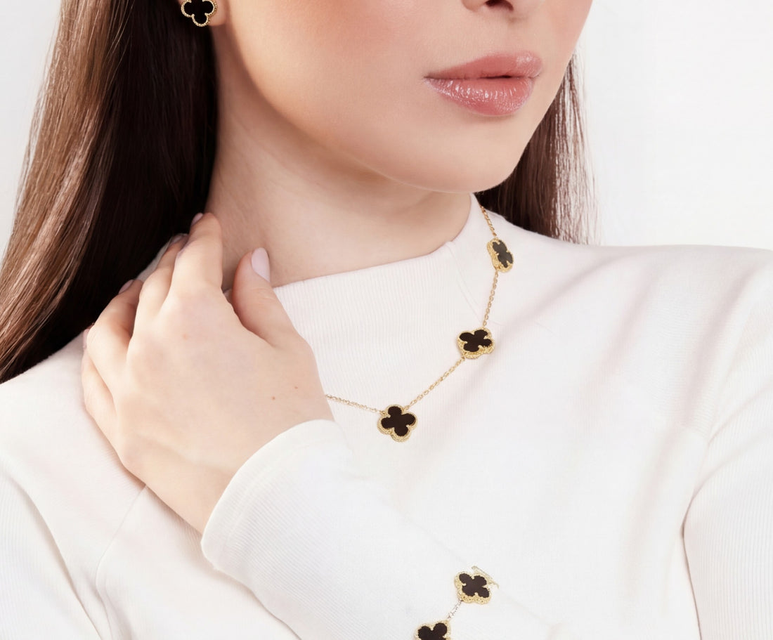 Colar de Trevo Preto Banhado em Ouro 18k