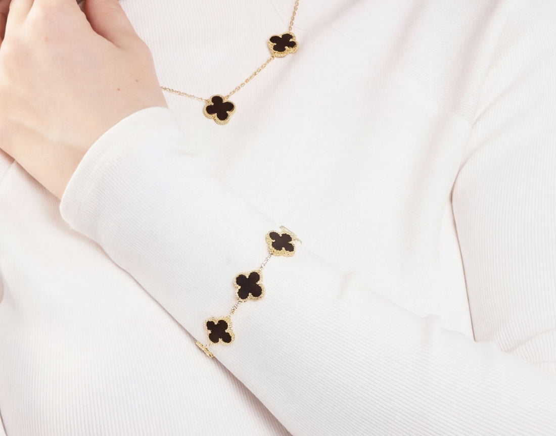 Pulseira de Trevo Preta Banhada em Ouro 18k